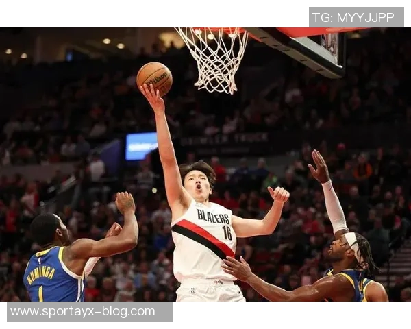 拓媒分析杨瀚森打球风格与球队中锋表现的对比与思考